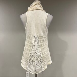 Daytrip Cream Sleeveless Hooded vest size small‎